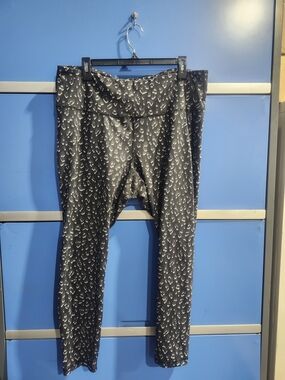 Old Navy Black and Gray Animal Print Elevate Leggings Size XXL